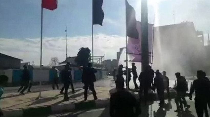 Κόλαση στο Ιράν: Δύο νεκροί και δεκάδες συλλήψεις σε αντικυβερνητικές διαδηλώσεις